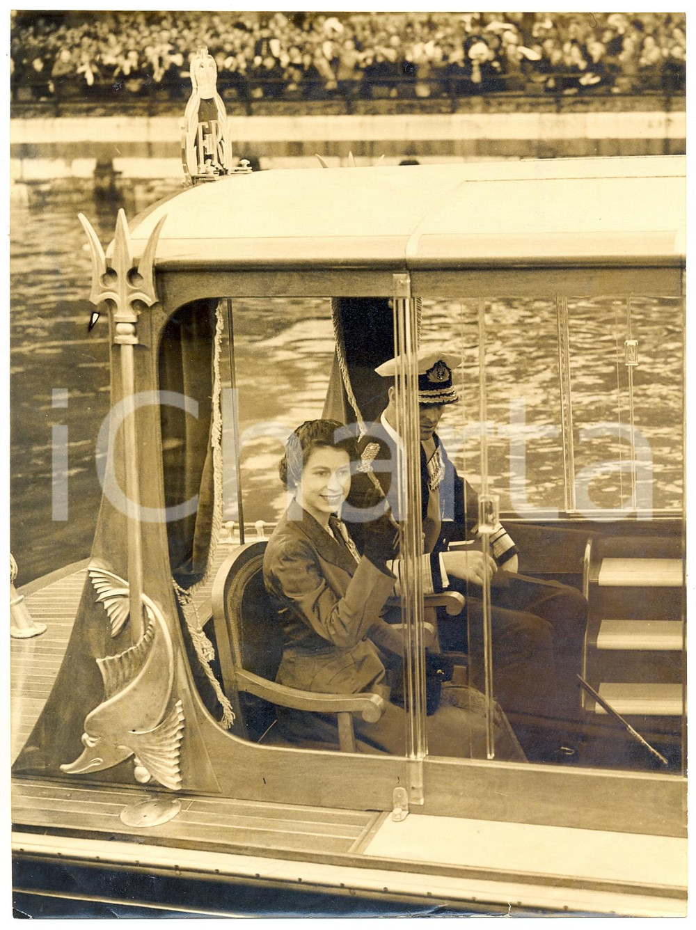 Fotografia d epoca originale 1953 LONDON Queen Elizabeth and Duke of Edinburgh sailing up the Thames Photo 1