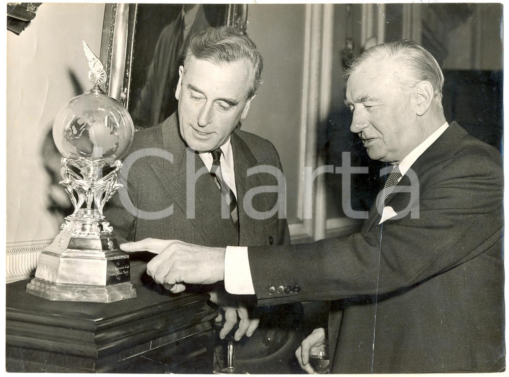 Fotografia d epoca originale 1957 LONDON Earl MOUNTBATTEN Wilfred ANDREWS admiring RAC trophy Photo 20x15 cm 1