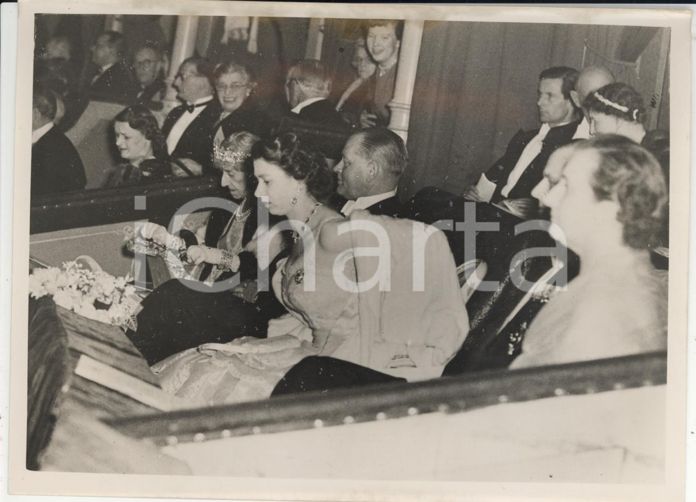 Fotografia d epoca originale 1953 LONDON Royal Albert Hall  Queen Elizabeth taking off her white fur Photo 1