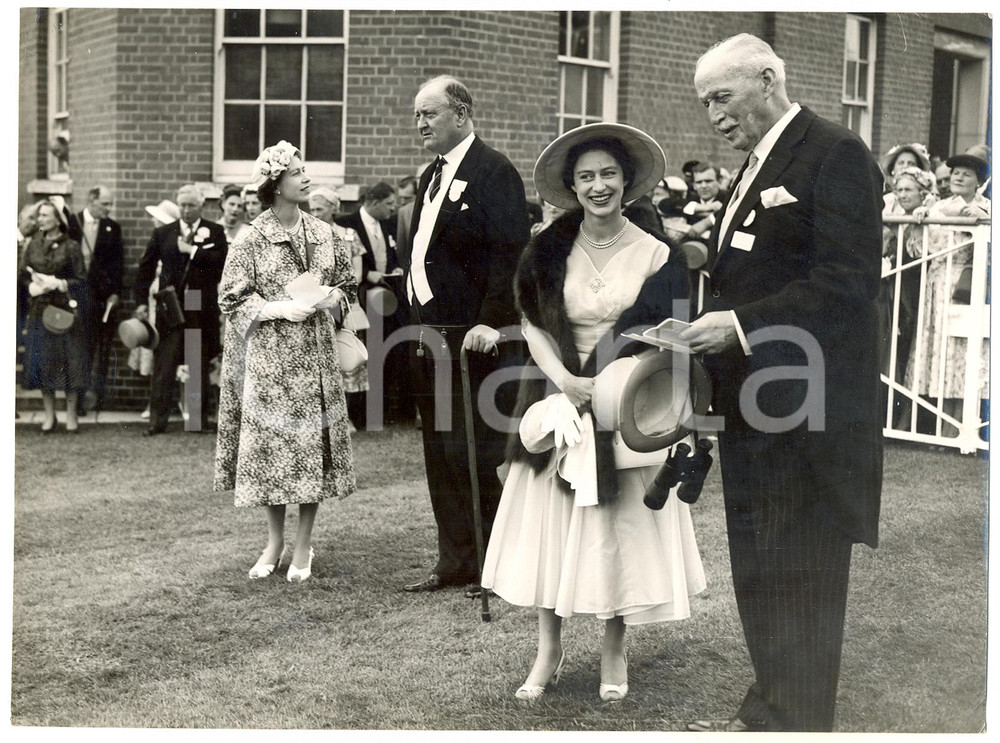 Fotografia d epoca originale 1957 ASCOT DERBY Queen Elizabeth Princess Margaret Charles MOORE Photo 20x15 1