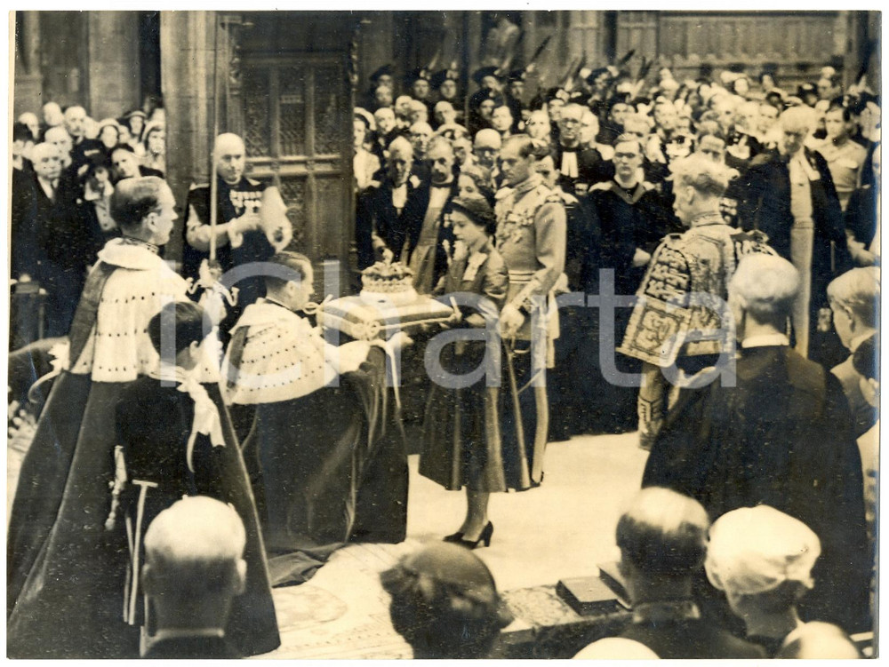 Fotografia d epoca originale 1953 EDINBURGH Queen Elizabeth returning the Scottish Crown Jewels Photo 20x15 1