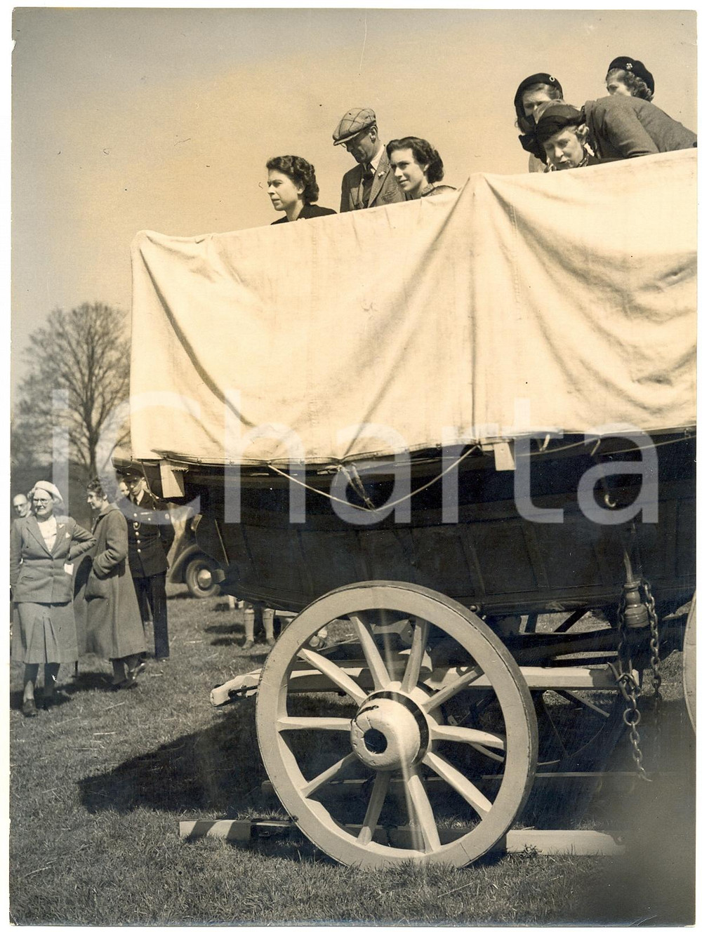Fotografia d epoca originale 1953 BADMINTON Olympic Horse Trials  Queen Elizabeth Princess Margaret Photo 1