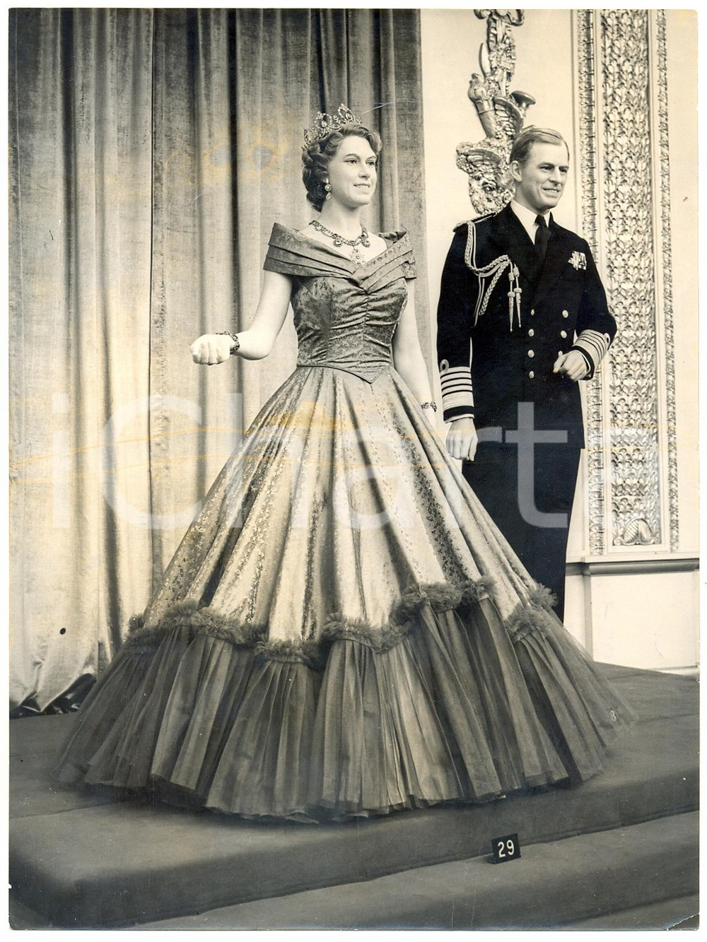 Fotografia d epoca originale 1953 LONDON Queen and Duke of Edinburgh wax models at Madame Tussauds Photo 1