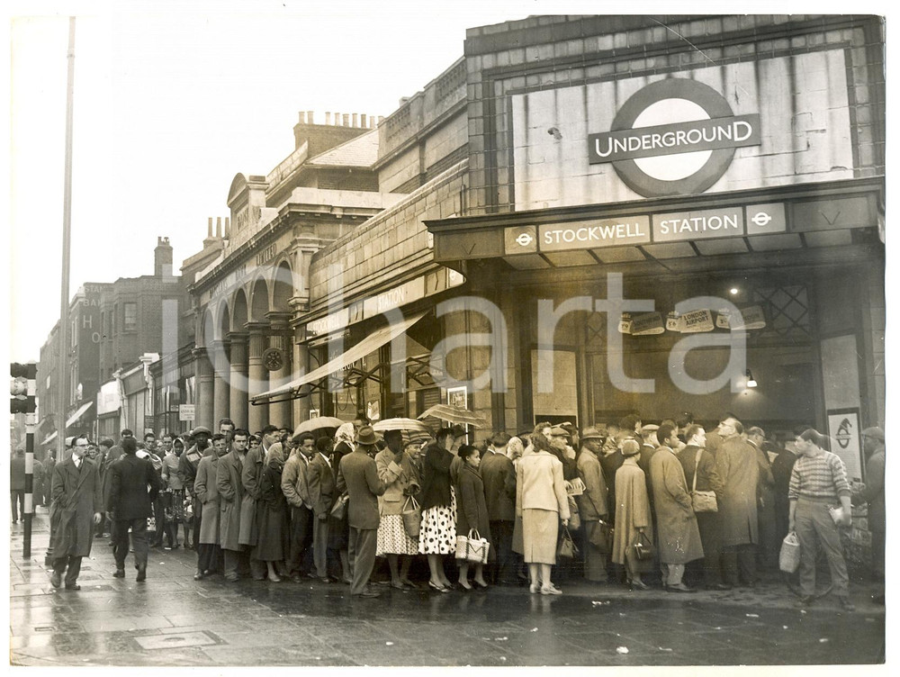 Fotografia d epoca originale 1958 LONDON Citizens crowd the Underground Station of Stockwell Photo 20x15 cm 1