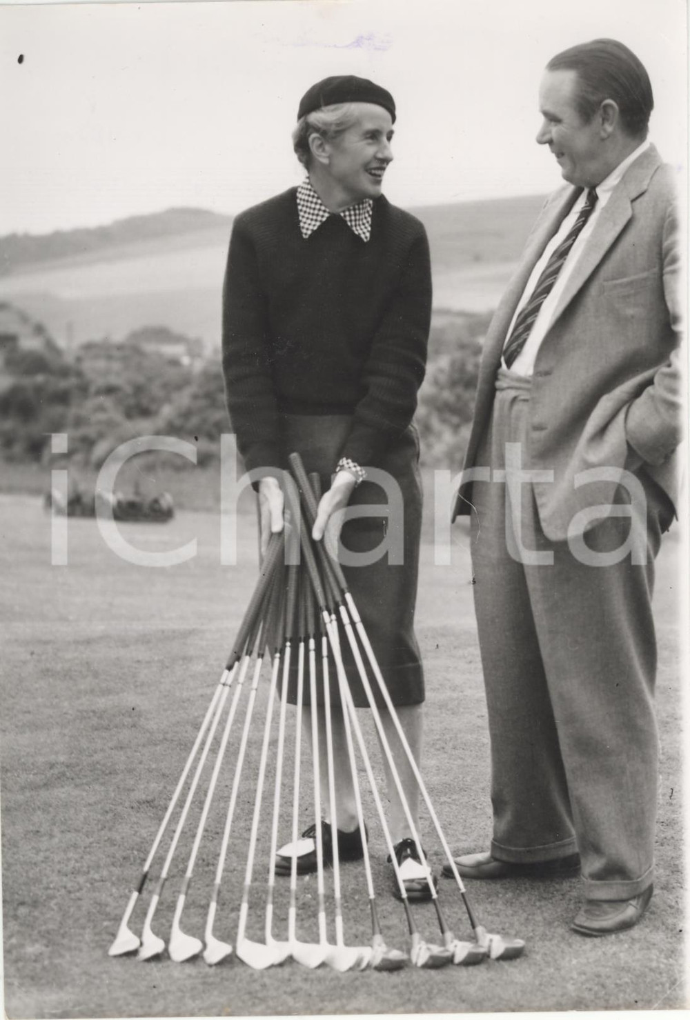 Fotografia d epoca originale 1958 PEYCOMBE Lavinia MARTIN shows to Henry LONGHURST golf set for lefthanded 1