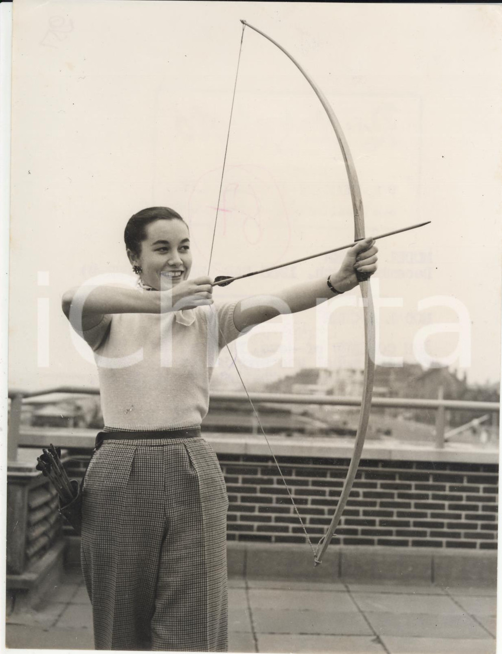 Fotografia d epoca originale 1953 HOVE Ann COLLARD fashion model archer at King Alfred Sport Center Photo 1