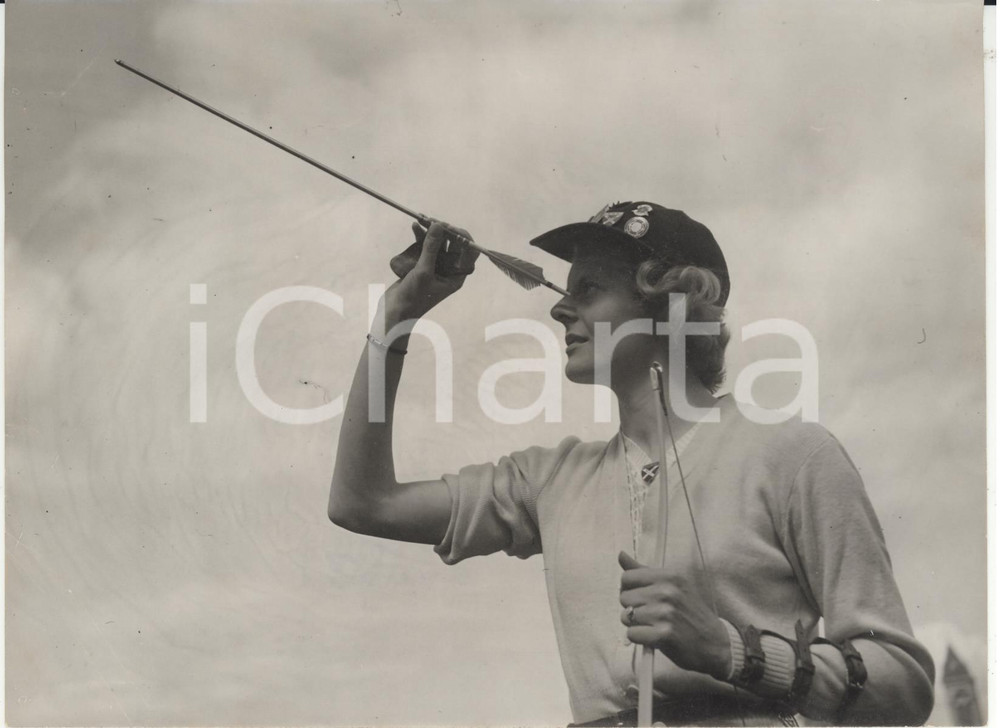 Fotografia d epoca originale 1954 WORCESTER COLLEGE Archery Championship  Doreen DOUTIMAITE testing arrow 1