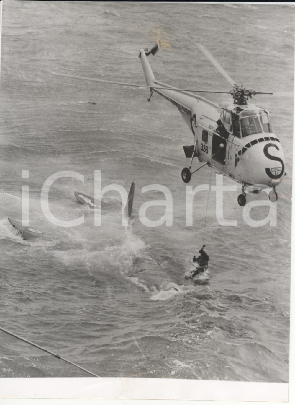 Fotografia d epoca originale 1958 RNAS YEOVILTON Helicopter trying rescue 803 Sqadron s pilot D. RUSSEL Foto 1