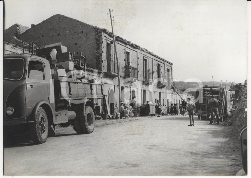 Fotografia d epoca originale 1960 ca PALIZZI MARINA Cittadini sfollati dopo un violento ciclone Foto 18x13 cm 1