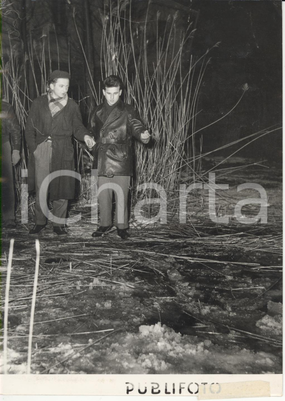Fotografia d epoca originale 1954 OGGIONO Polizia indaga sulla morte dei giovani seminaristi annegati Foto 1