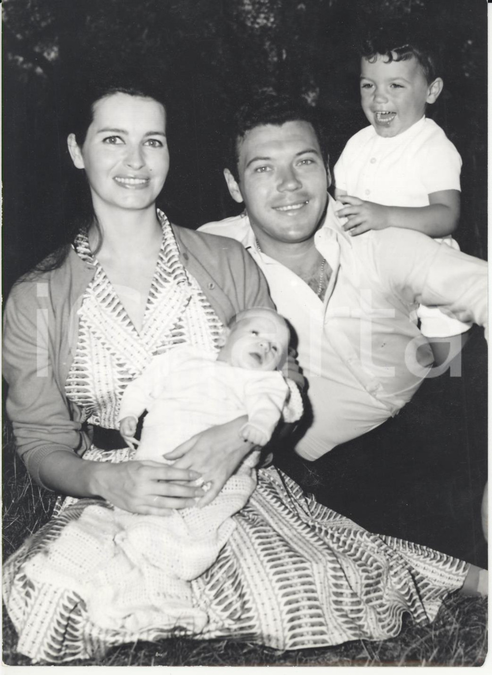 Fotografia d epoca originale 1963 ROMA Nicola PIETRANGELI presenta il suo secondogenito Filippo Foto 13x18 1