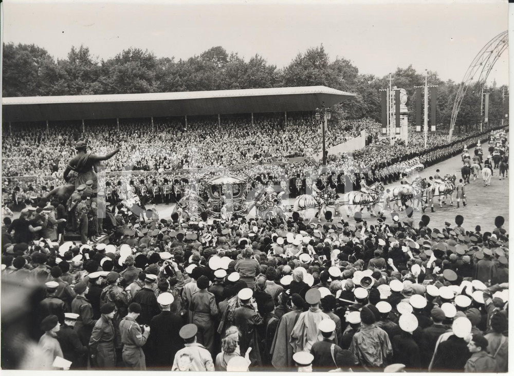 Fotografia d epoca originale 1953 LONDON Coronation Day  Queen s Carriage rounds Victoria Memorial Photo 1