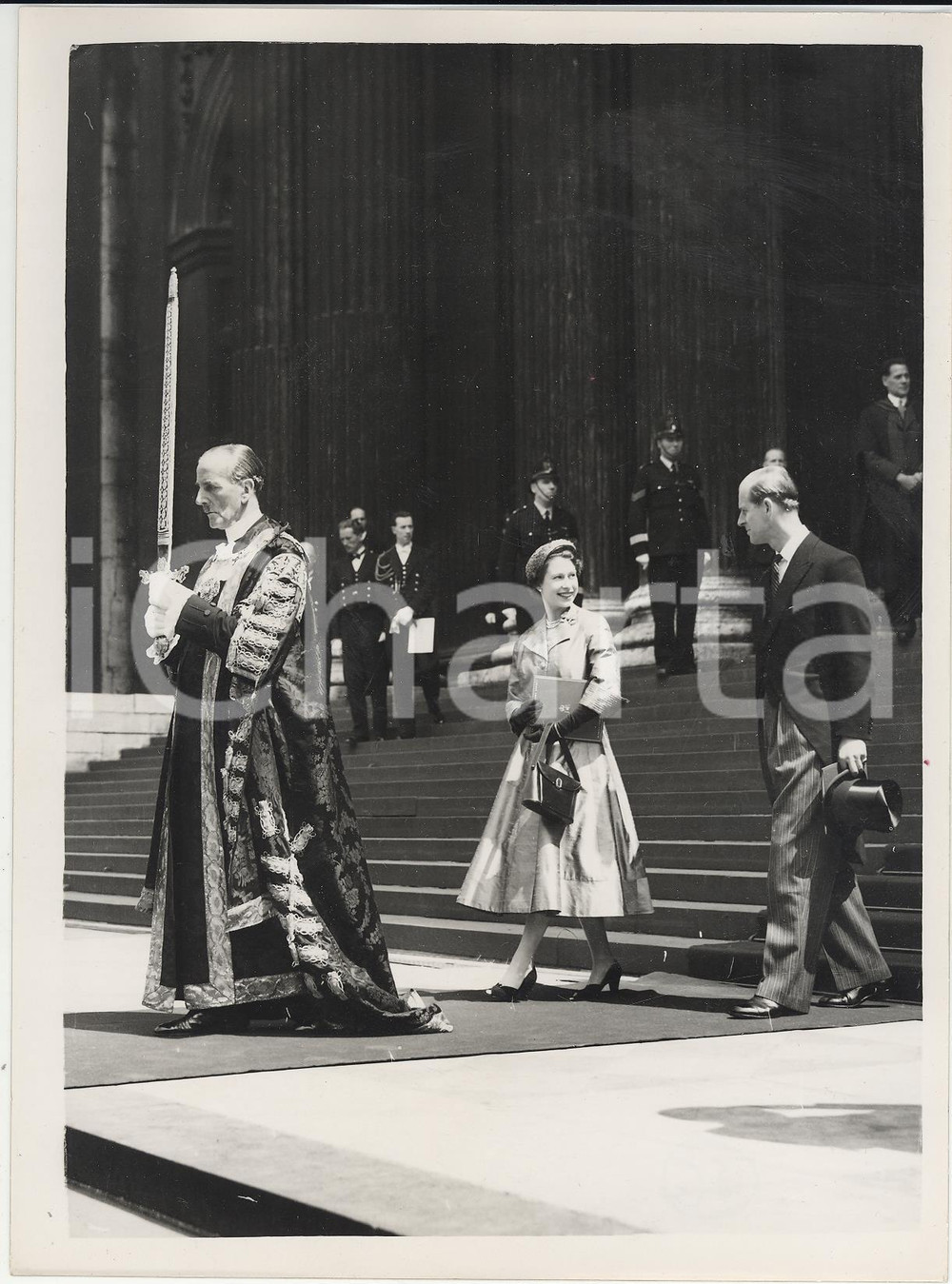 Fotografia d epoca originale 1953 LONDON Coronation Thanksgiving Rupert De La BERE carrying City Sword Photo 1