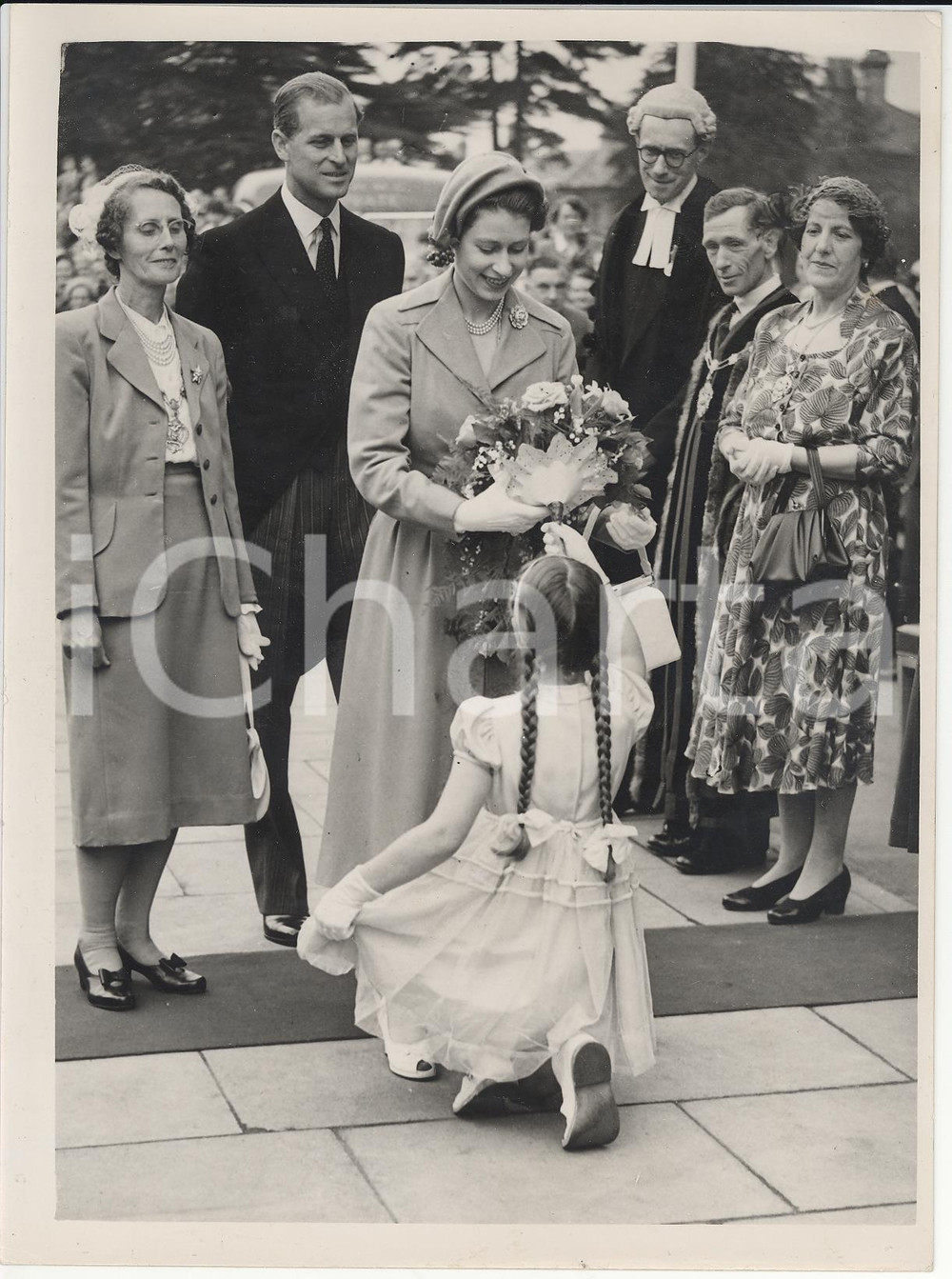 Fotografia d epoca originale 1953 SLOUGH Queen Elizabeth receiving bouquet from Dorothy ABBOTT Photo 15x20 1