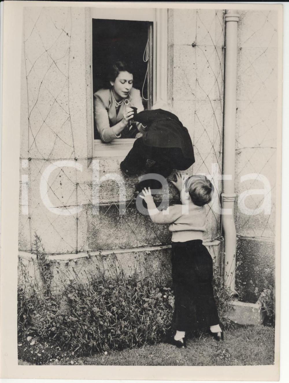 Fotografia d epoca originale 1953 BALMORAL CASTLE Prince Charles helping Princess Anne climb the wall Photo 1