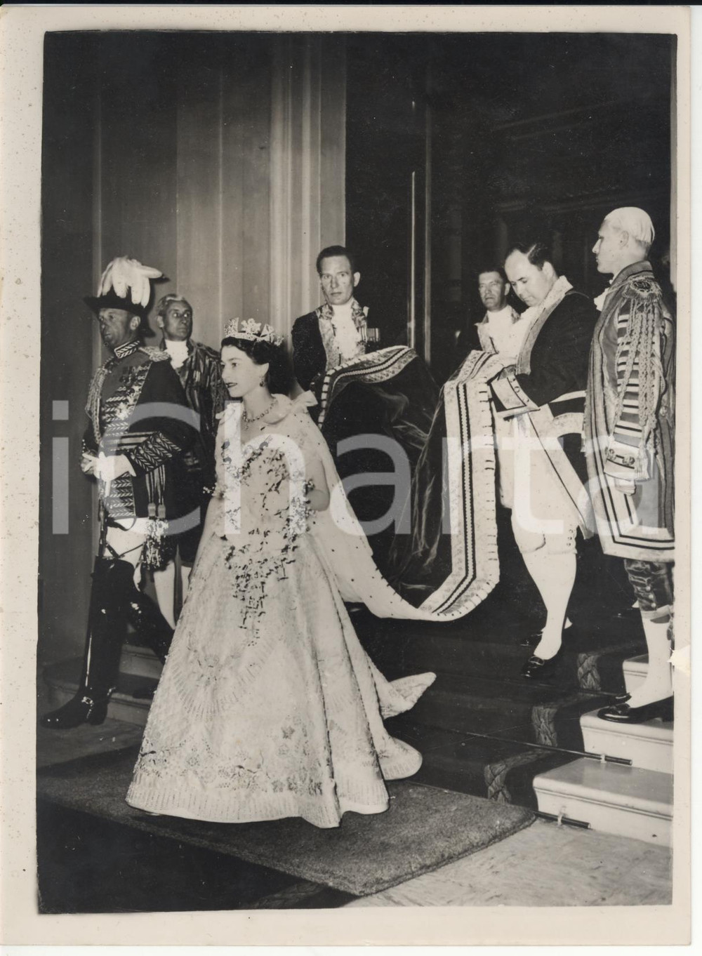 Fotografia d epoca originale 1953 LONDON Coronation Day Footman lifts Queen Elizabeth s train Photo 15x20 cm 1