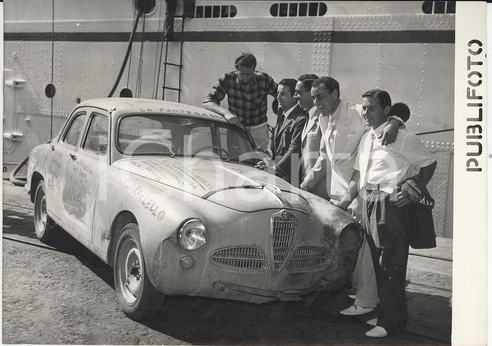 Fotografia d epoca originale 1954 NAPOLI Gigi SANTI al rientro dalle riprese del film ORO, DONNE E MARACAS 1