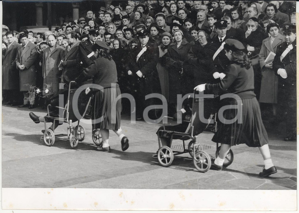 Fotografia d epoca originale 1956 MILANO Bambini mutilati sfilano ai funerali di don GNOCCHI Foto 13x18 1