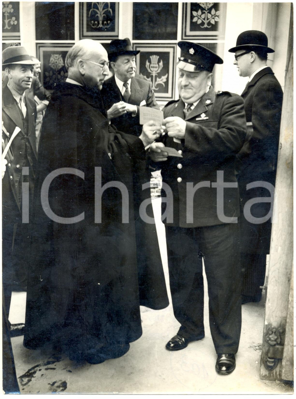 Fotografia d epoca originale 1953 LONDON Coronation Rehearsal  Geoffrey Francis FISHER showing his pass Foto 1
