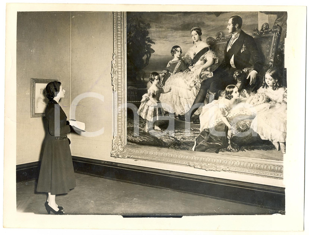 Fotografia d epoca originale 1953 LONDON Queen ELIZABETH admiring Royal Family by Franz Xaver WINTERHALTER 1