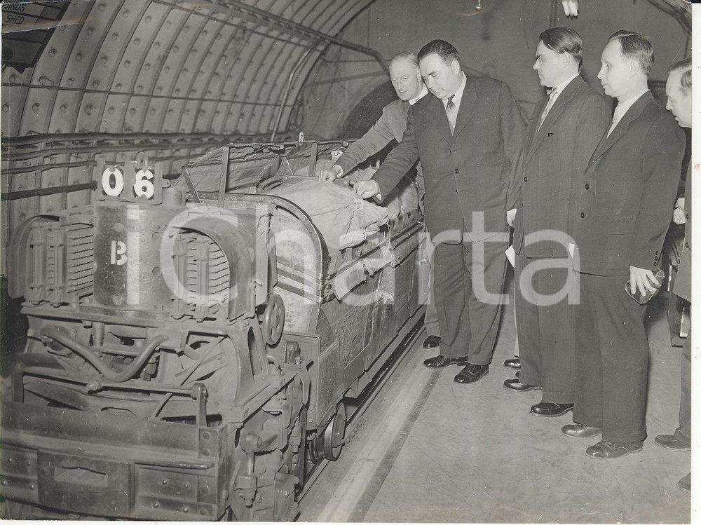 Fotografia d epoca originale 1958 LONDON Members of Soviet Party visits MOUNT PLEASANT Mail Center Photo 1