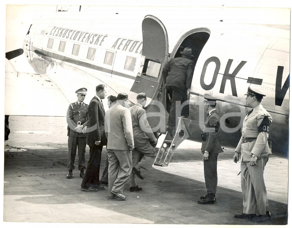 Fotografia d epoca originale 1953 BERLIN Tempelhof  Czech refugees boarding on DC3 aircraft Photo 20x15 cm 1