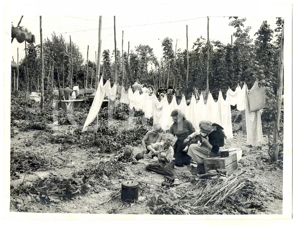 Fotografia d epoca originale 1962 KENT Park Farm  Hoppicking family preparing a meal Photo 20x15 cm 1
