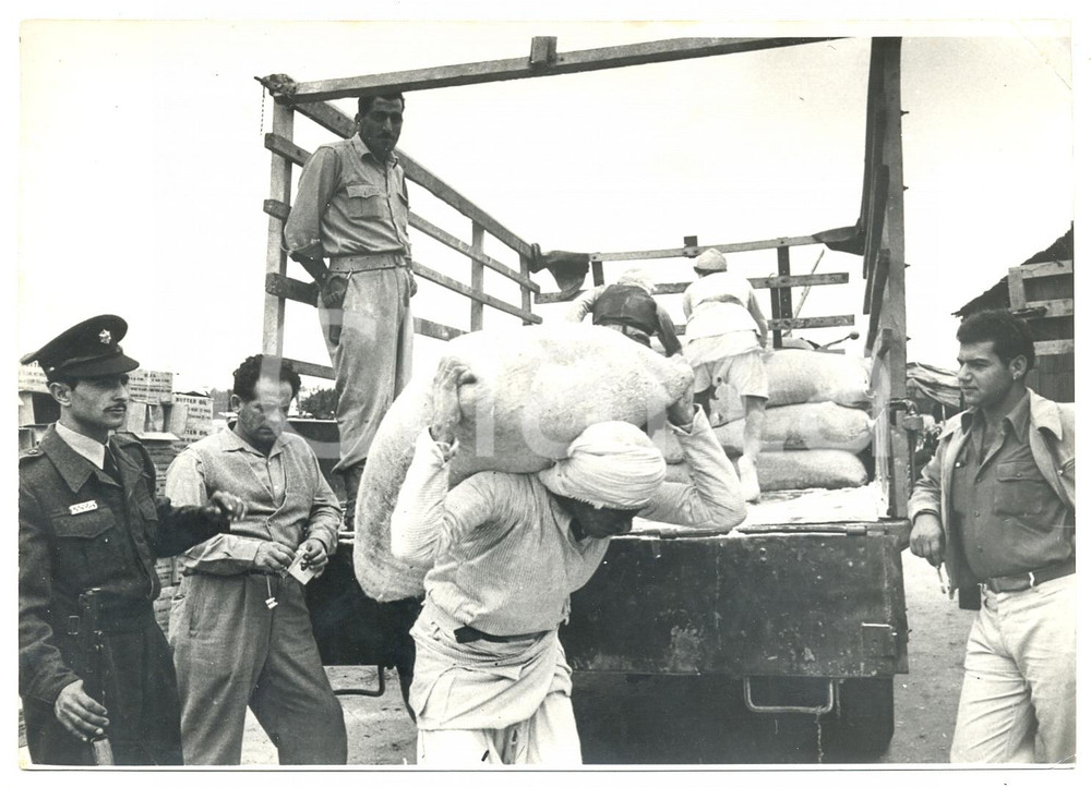Fotografia d epoca originale 1957 INVASIONE STRISCIA DI GAZA Israele invia aiuti umanitari alla popolazione 1