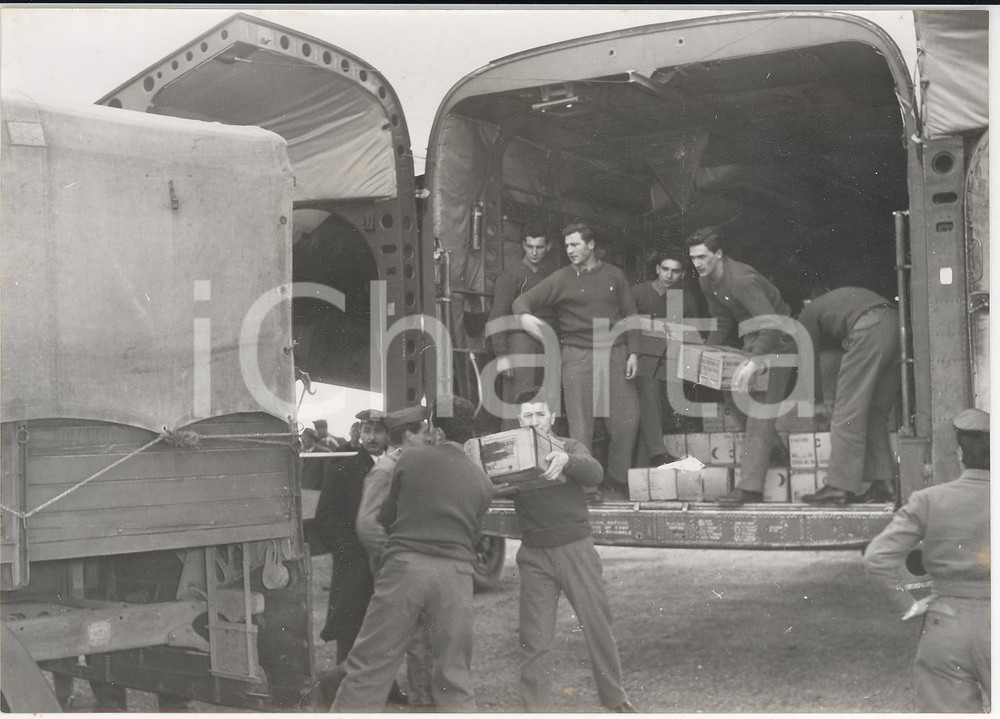 Fotografia d epoca originale 1956 CATANIA FONTANAROSSA Scarico dei viveri per siciliani bloccati dalla neve 1