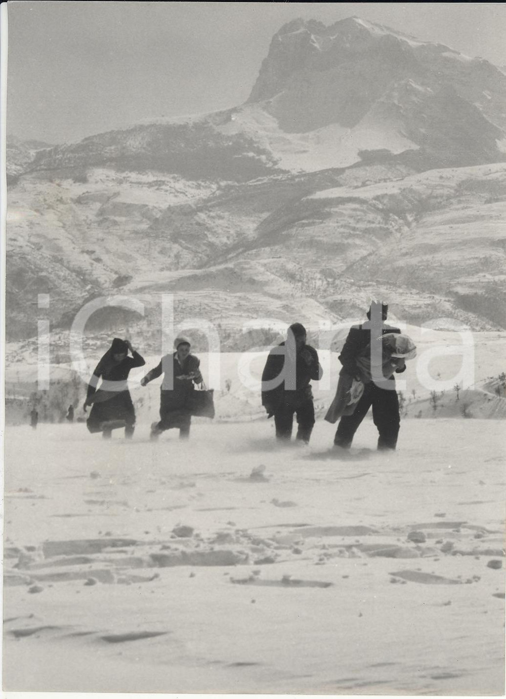 Fotografia d epoca originale 1956 CROGNALETO Frazione AIELLO Militari salvano bambina gravemente malata Foto 1