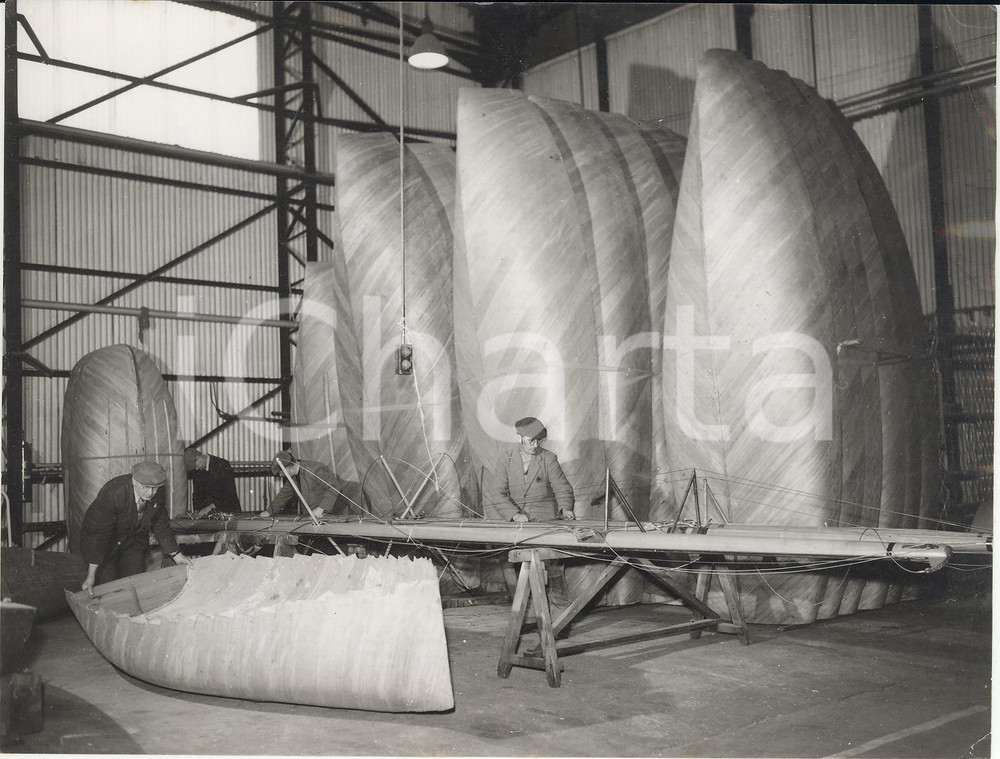 Fotografia d epoca originale 1958 HAMBLELERICE Fairey Marine Ltd  Men working on masts Photo 20x15 cm 1