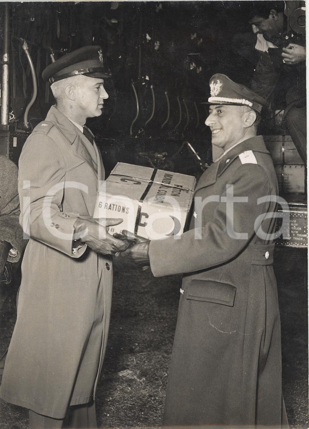 Fotografia d epoca originale 1956 CATANIA  SETAF John MICHAELIS consegna aiuti umanitari per alluvionati 1