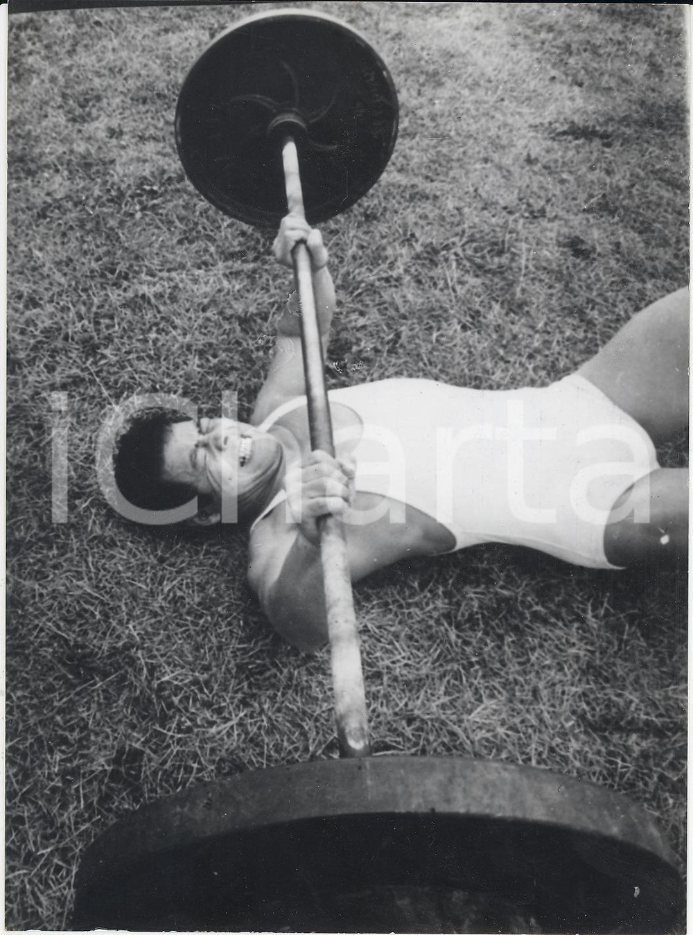 Fotografia d epoca originale 1964 TOKYO Yoshinobu MIYAKE si allena per le Olimpiadi  Sollevamento pesi piuma 1