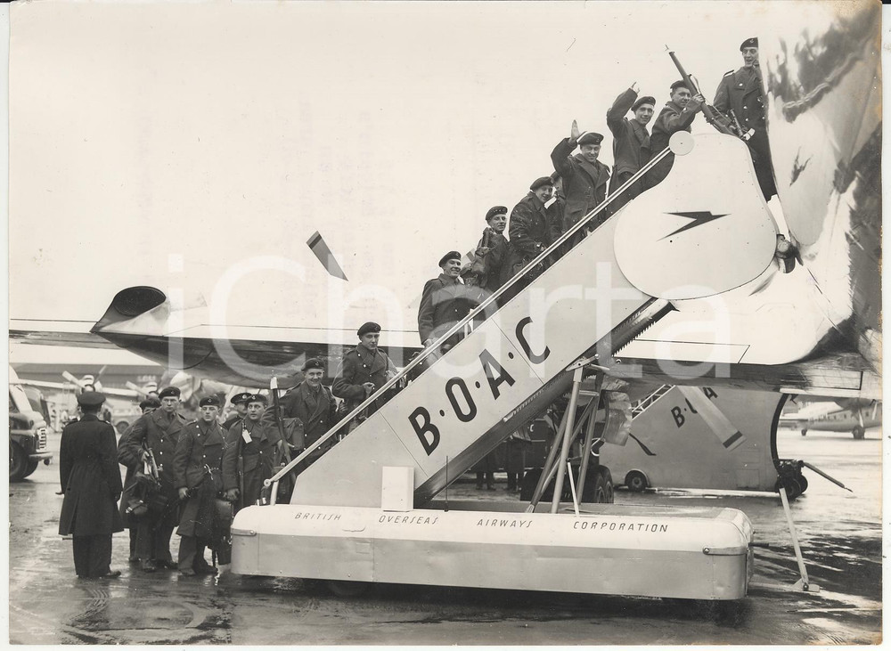 Fotografia d epoca originale 1956 LONDON Cheerful troops boarding on BOAC aircraft Photo 20x15 cm 1