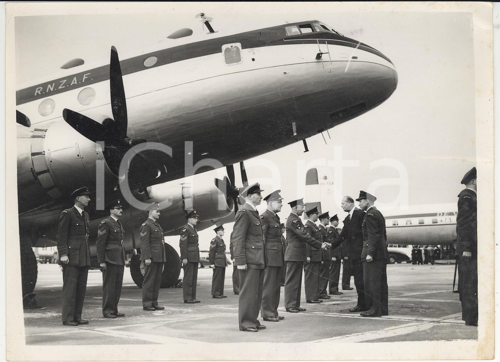 Fotografia d epoca originale 1953 LONDON Duke of Gloucester greetings New Zeland s RAF pilots Photo 20x15 cm 1