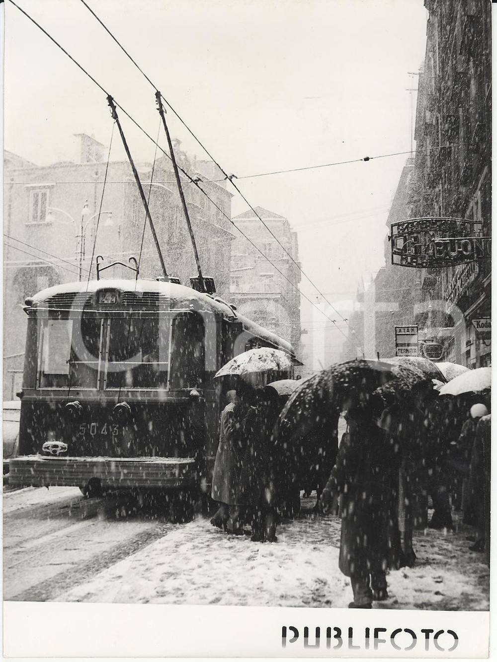 Fotografia d epoca originale 1956 NAPOLI Tormenta di neve sui passeggeri di un tram Foto 18x13 cm 1