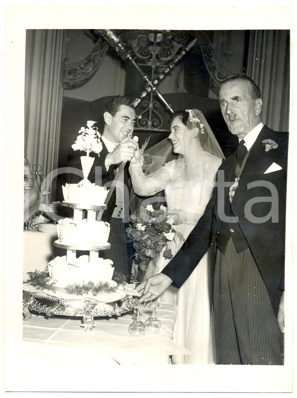 Fotografia d epoca originale 1953 LONDON Rupert De La BERE looks his daughter cutting the wedding cake Photo 1