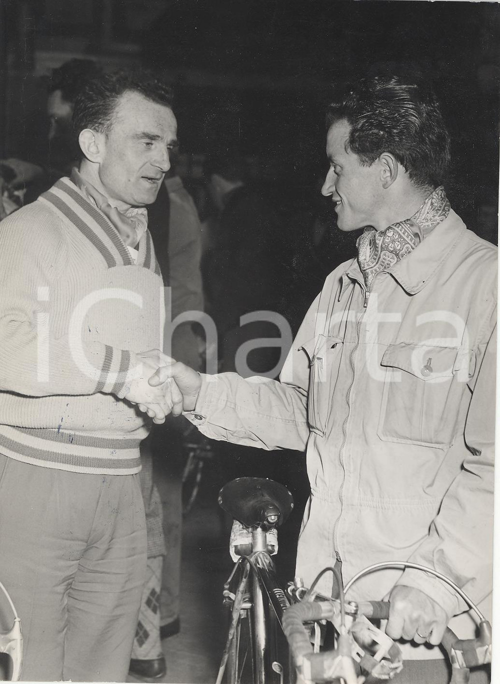 Fotografia d epoca originale 1953 MILANO  SANREMO Jean ROBIC stringe la mano a Jacques MARINELLI Foto 13x18 1