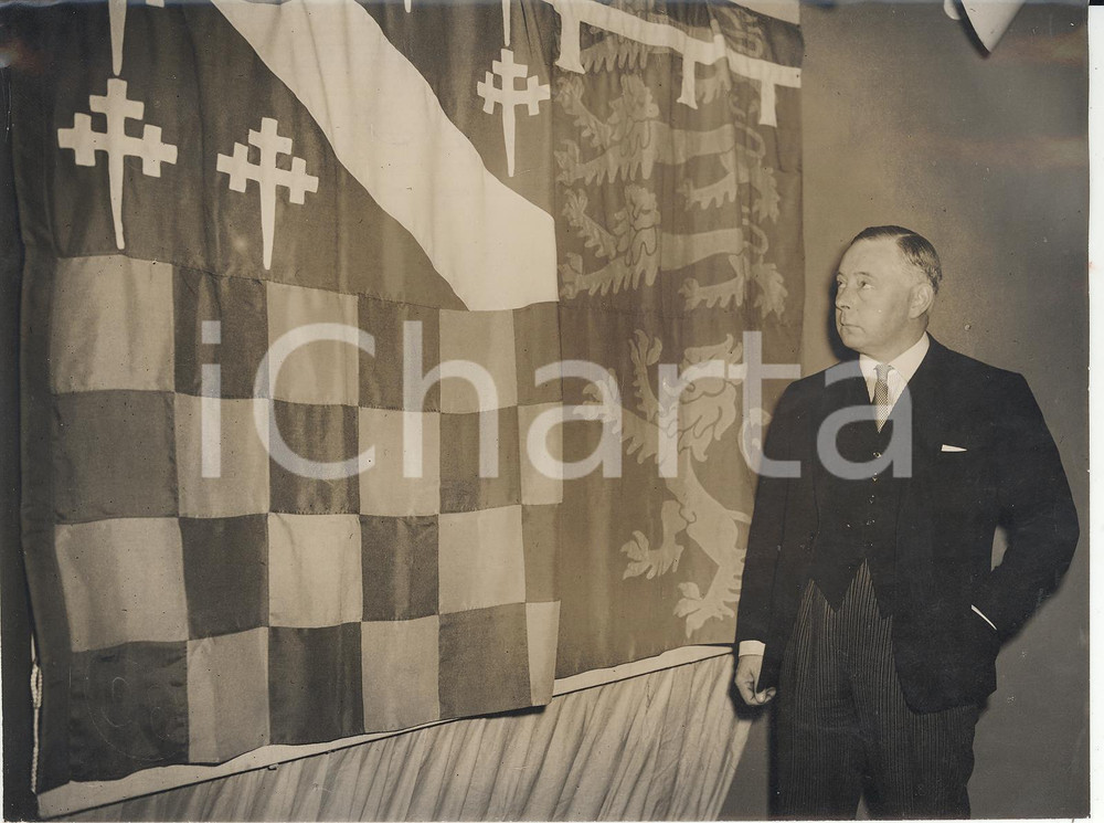 Fotografia d epoca originale 1953 LONDON Portrait of Duke of Norfolk with his royal banner Photo 20x15 cm 1