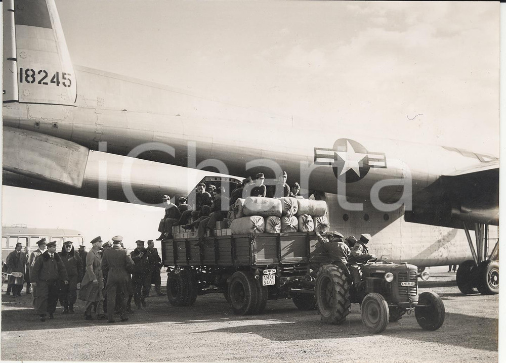 Fotografia d epoca originale 1956 ROMA Arrivo soccorsi SETAF per gli alluvionati della Sicilia Foto 18x13 cm 1