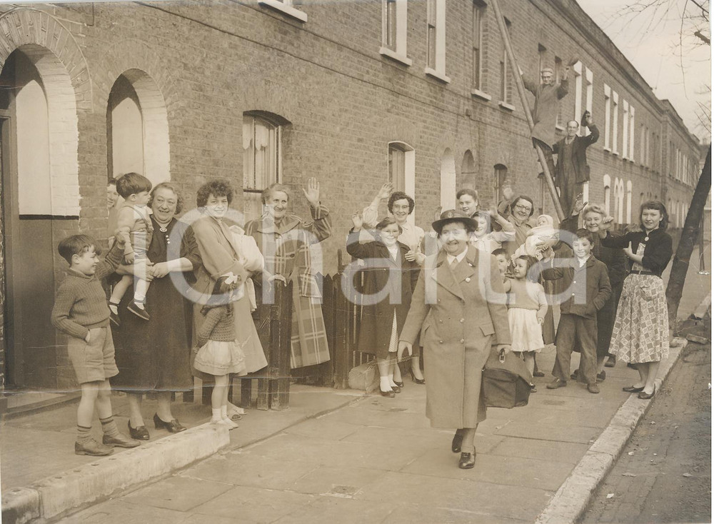 Fotografia d epoca originale 1957 LONDON Deptford Midwife retiring after 40y Elsie WALKERDINE Photo 20x15 1