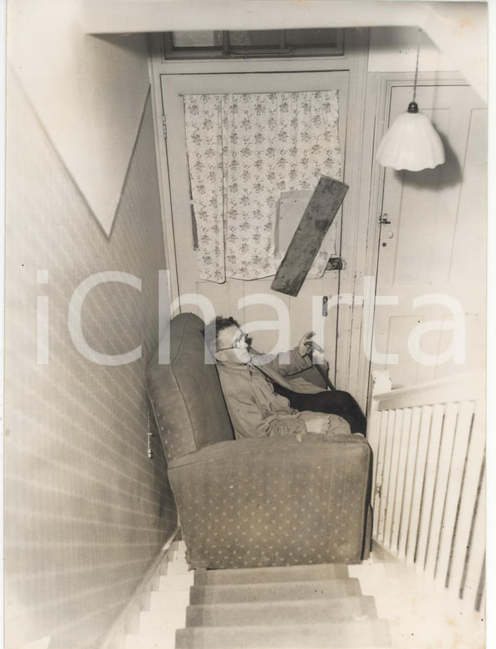 Fotografia d epoca originale 1958 ILFORD George SAGE barricades himself in his house Photo 15x20 cm 1