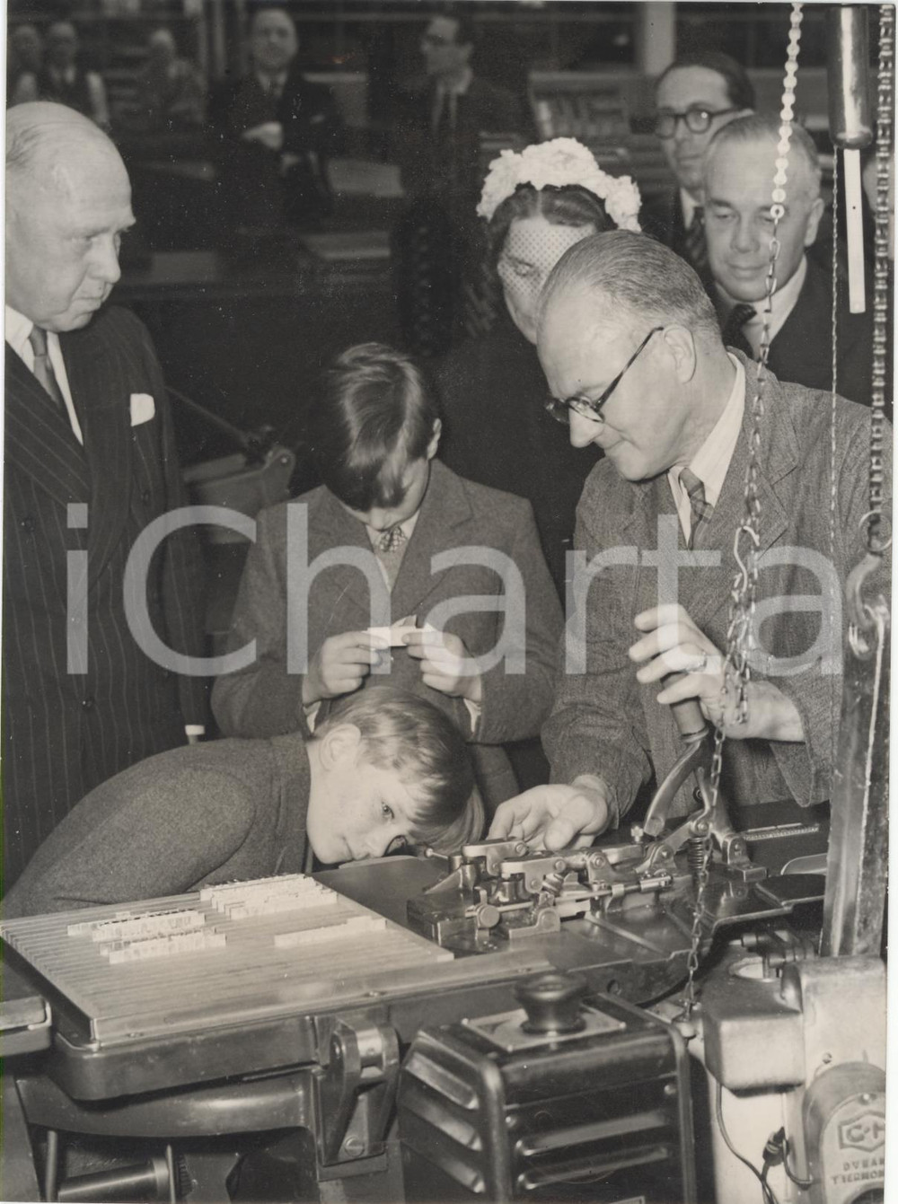Fotografia d epoca originale 1953 WARTFORD Prince RICHARD of Gloucester seeing LUDLOW typing machine Photo 1