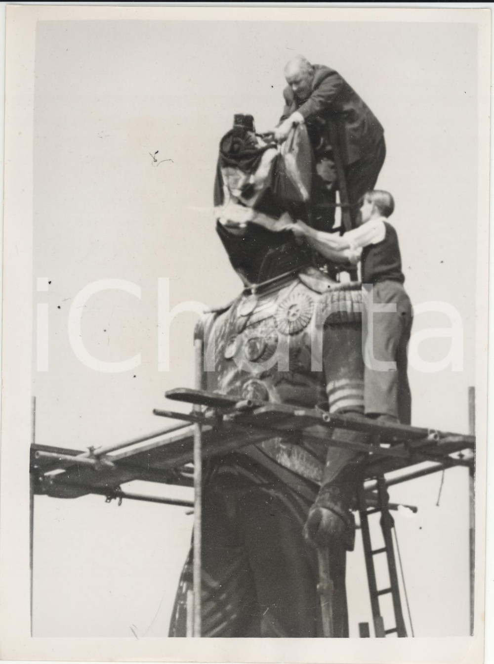 Fotografia d epoca originale 1953 LONDON Trafalgar Square Pirate flag removed from Nelson s Column Foto 1