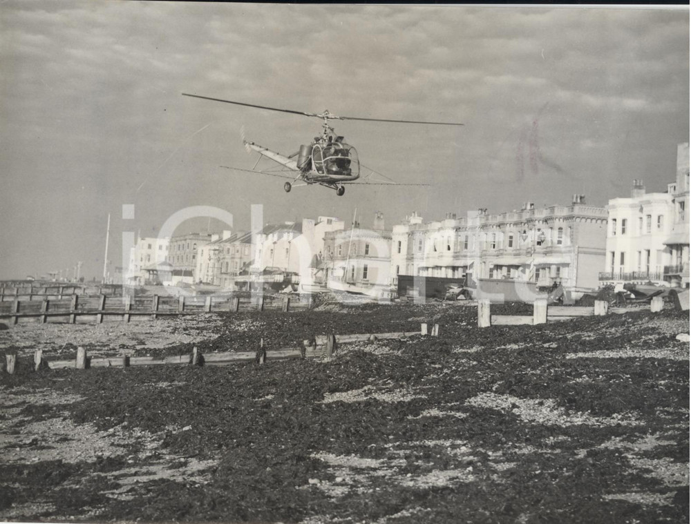 Fotografia d epoca originale 1953 WORTHING BEACH West Sussex Helicopter spraying insecticide against flyes 1