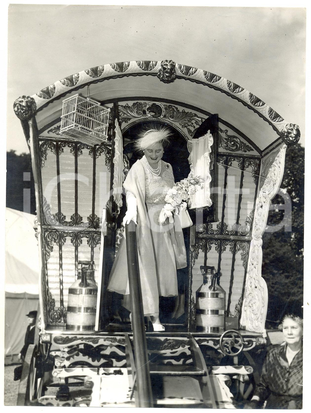 Fotografia d epoca originale 1956 LONDON Marlborough House  Queen Mother admiring a gipsy caravan Photo 1