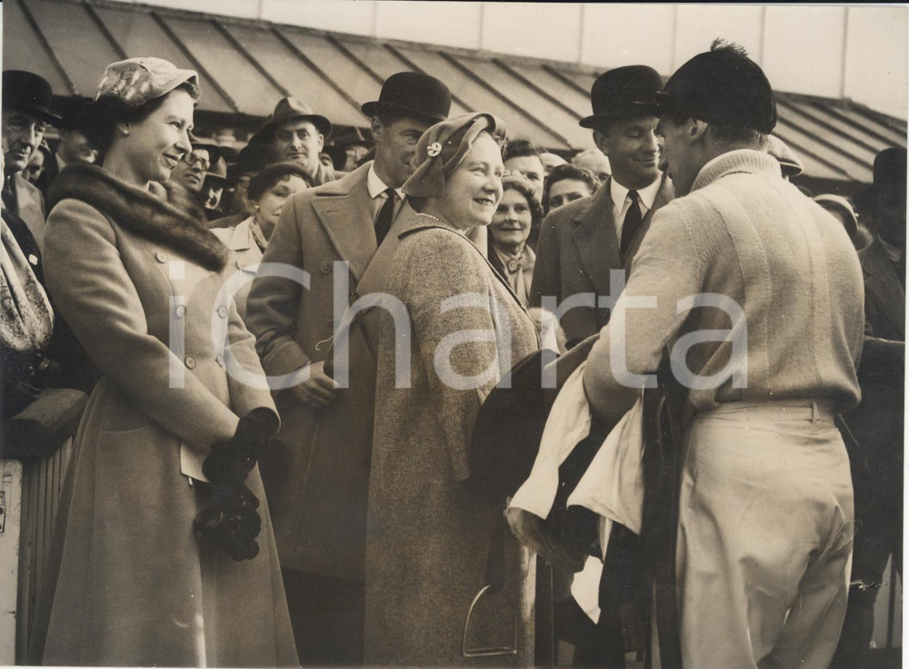 Fotografia d epoca originale 1955 LONDON Queen Elizabeth and Queen Mother congratulate Bryan MARSHALL Photo 1