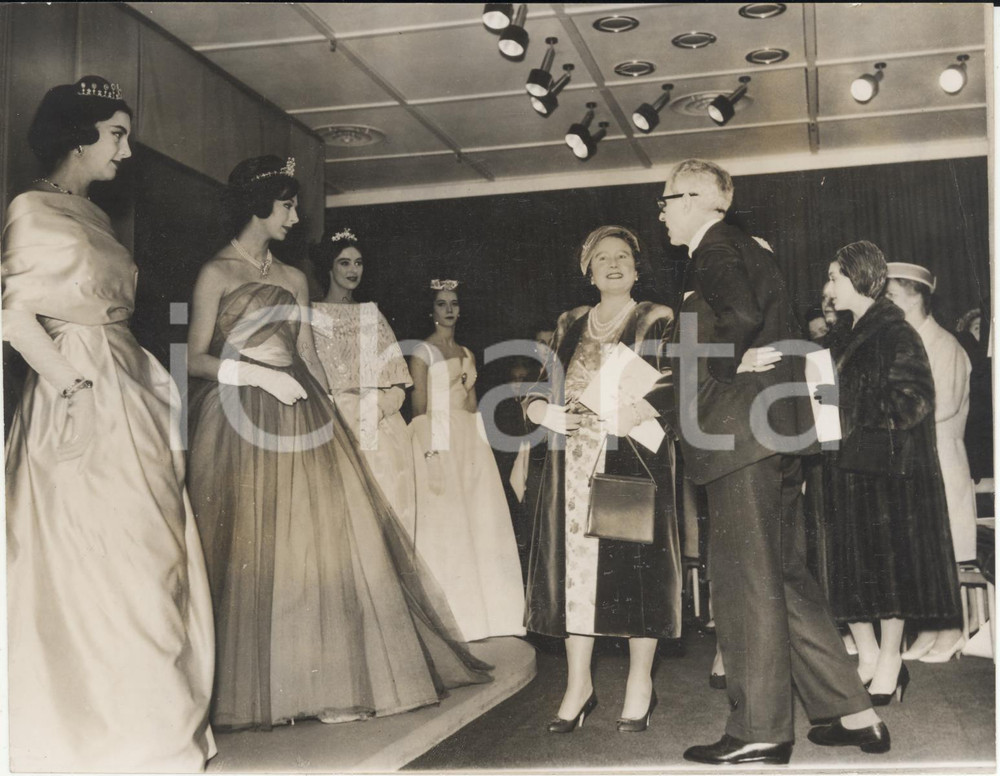 Fotografia d epoca originale 1959 LONDON Fashion Designers  Queen Mother at Victor STIEBEL  show Photo 20x15 1