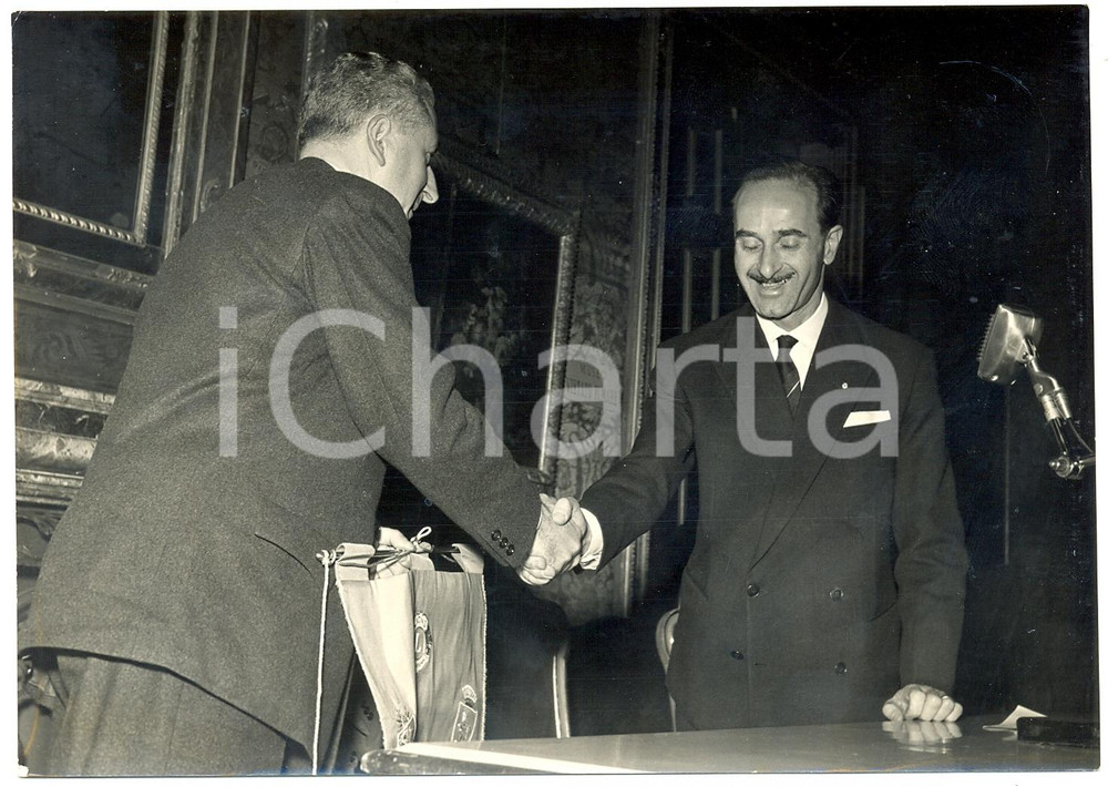 Fotografia d epoca originale 1958 TORINO Palazzo MADAMA Scambio gagliardetti LIONS CLUB piemontese e svizzero 1