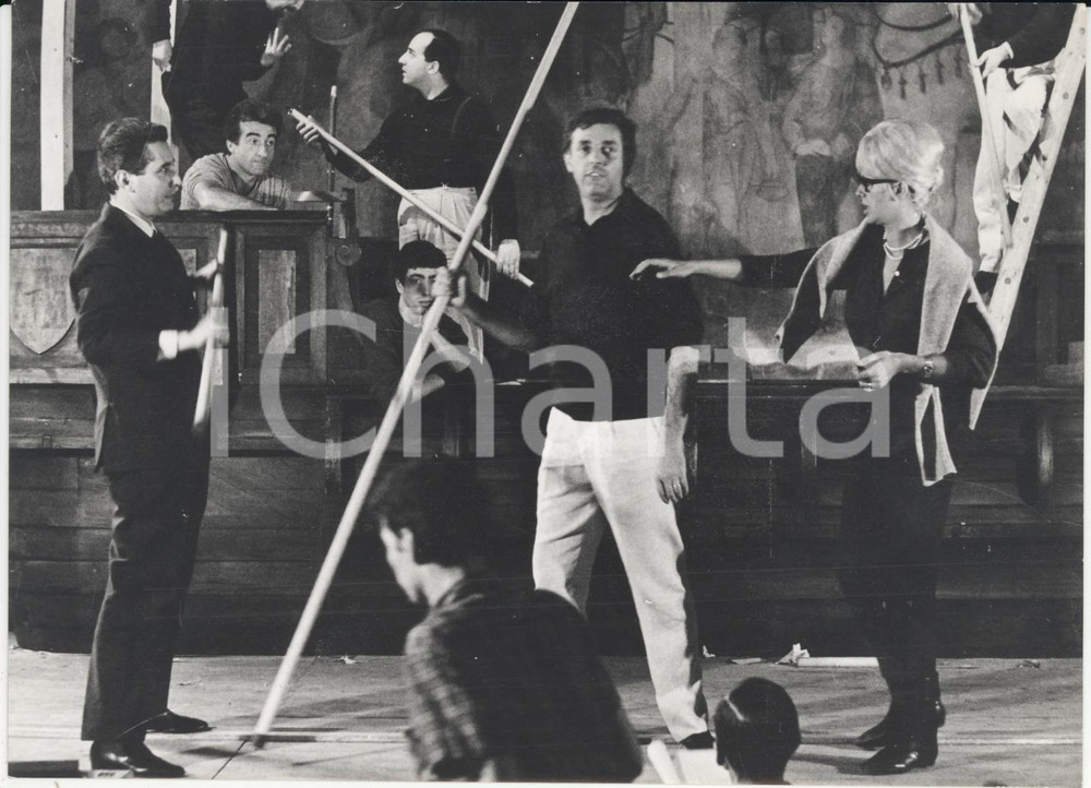 Fotografia d epoca originale 1963 MILANO Dario FO Franca RAME in Isabella, tre caravelle e un cacciaballe 1
